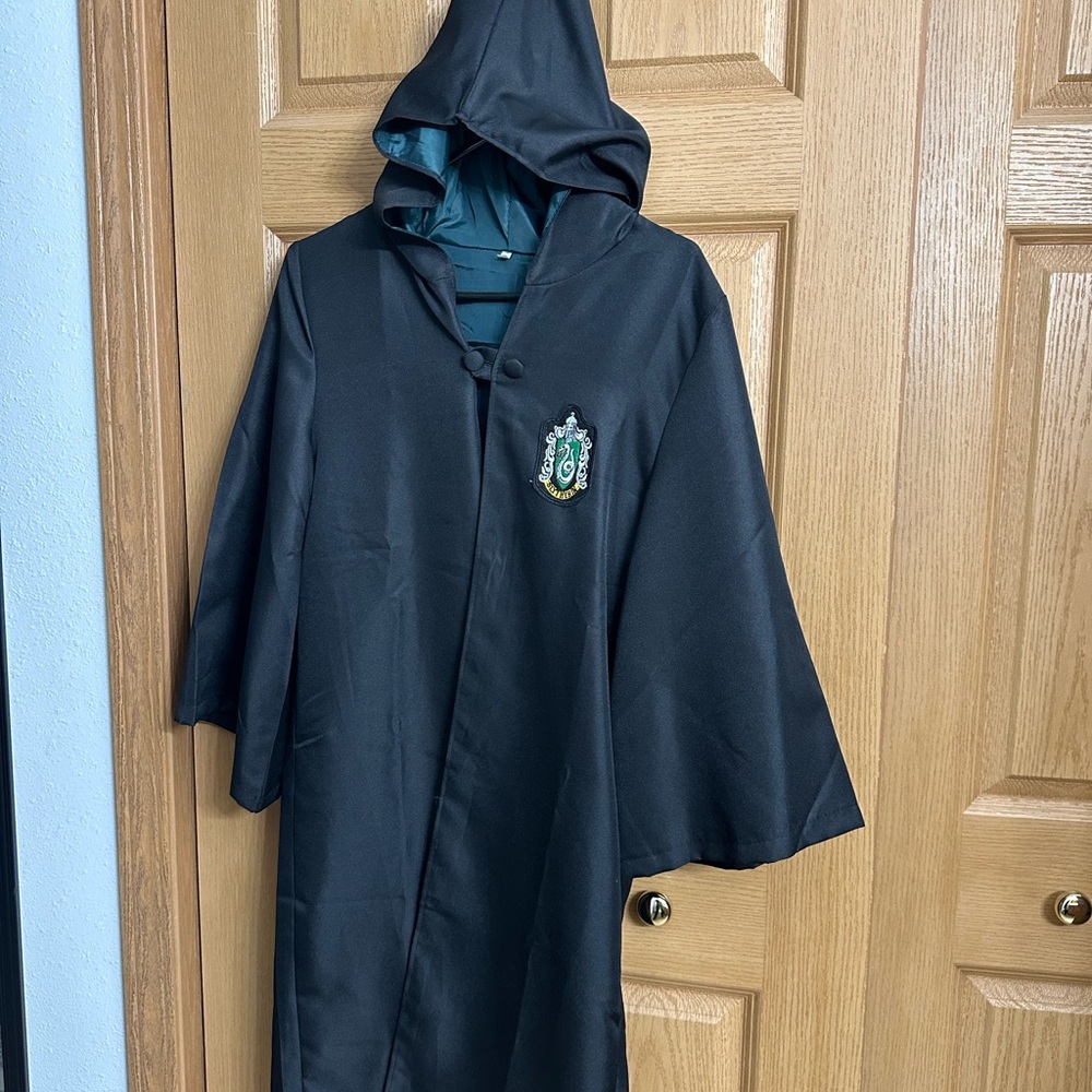 Harry Potter - Slytherin- Black Hooded Robe with Crest